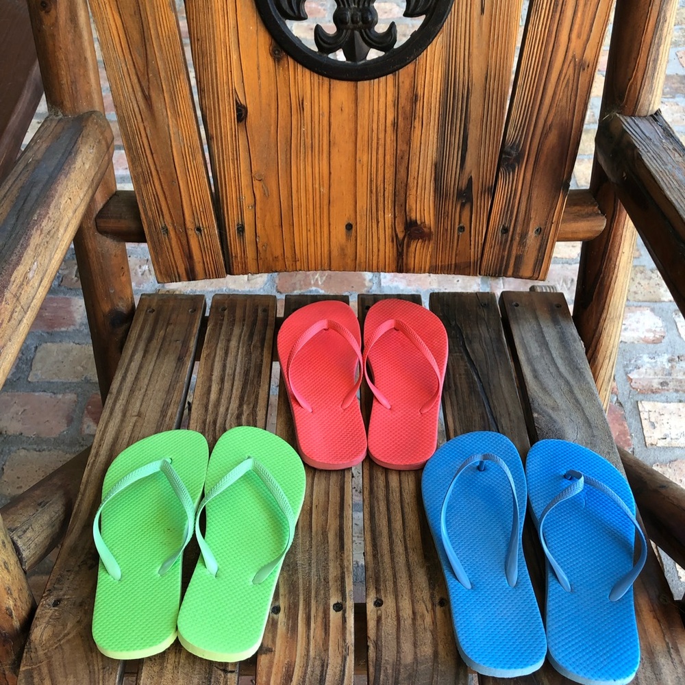 3 Pairs of Rubber Beach Flipflops & Beach Tote